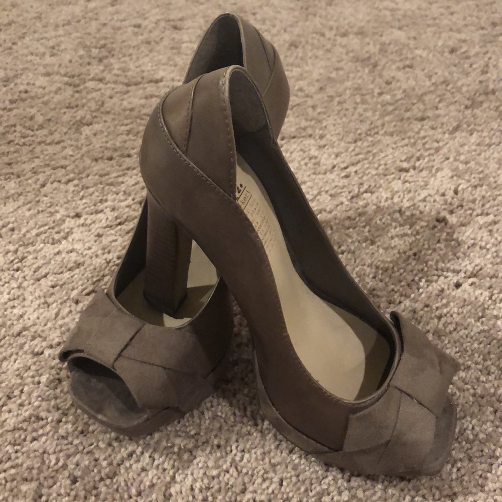 Shoes - Picture 2 of 7